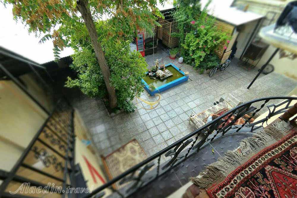 حیاط هتل سنتی 3 ستاره نیایش شیراز | علاءالدین تراول