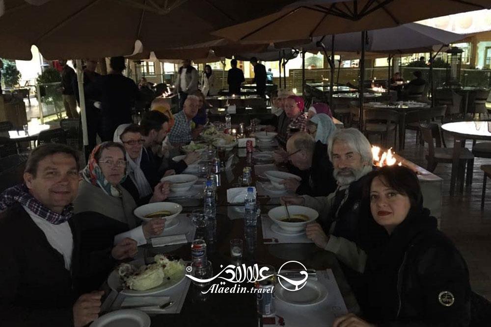 مهرو سامرئی راهنمای تور انگلیسی زبان