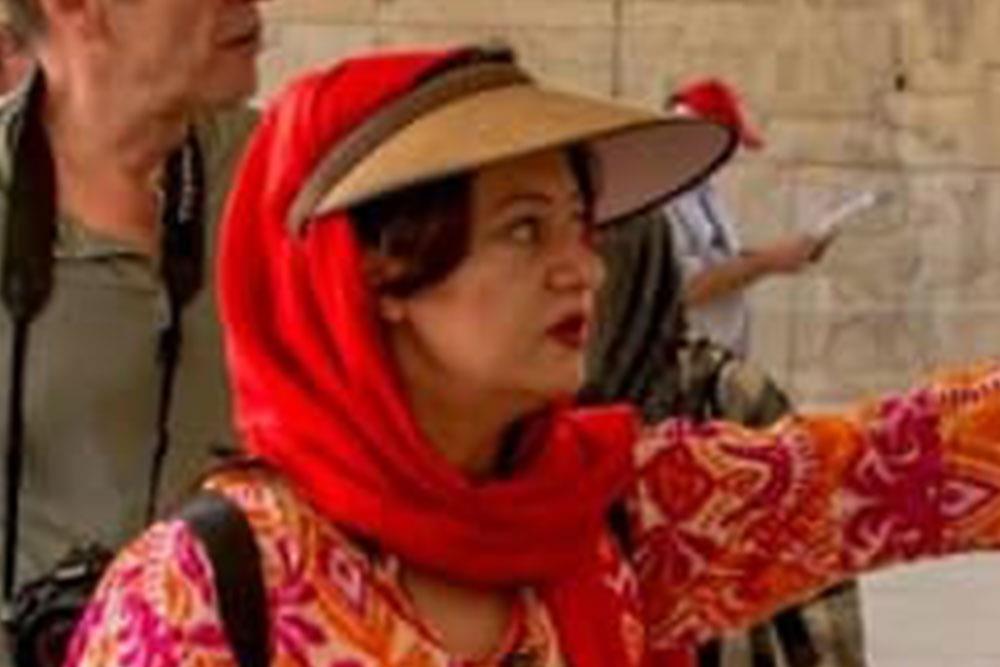 مهرو سامرئی راهنمای تور انگلیسی زبان