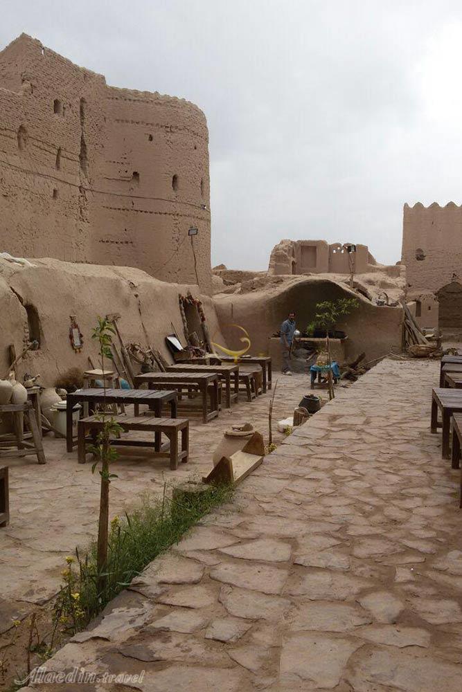 رستوران فضای باز هتل 3 ستاره ارگ سریزد یزد | علاءالدین تراول