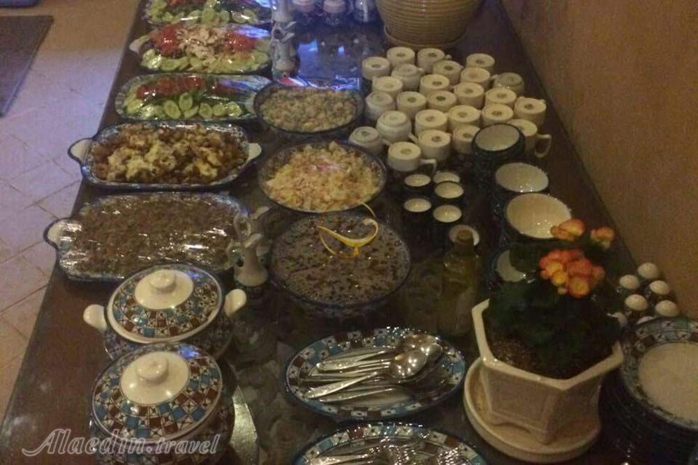 میز سلف اقامتگاه بوم گردی شعرباف یزد | علاءالدین تراول